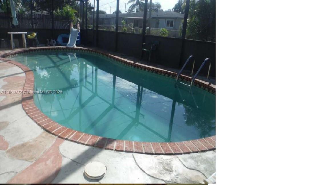 See details 290 3 / 2 sq. ft. $ 2025-08-18 0 Photo
