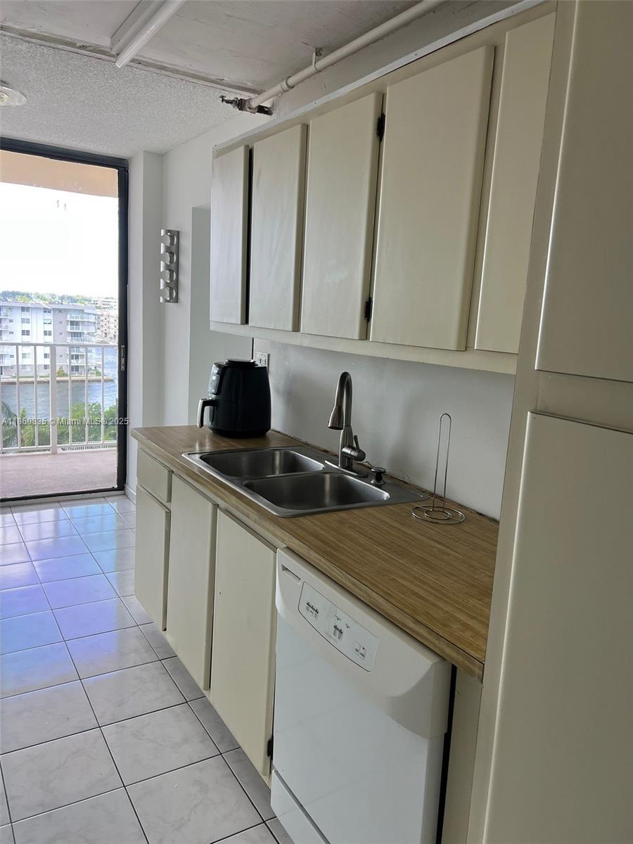 See details 702 2 / 2 1240 sq. ft. $ 2025-08-18 0 Photo