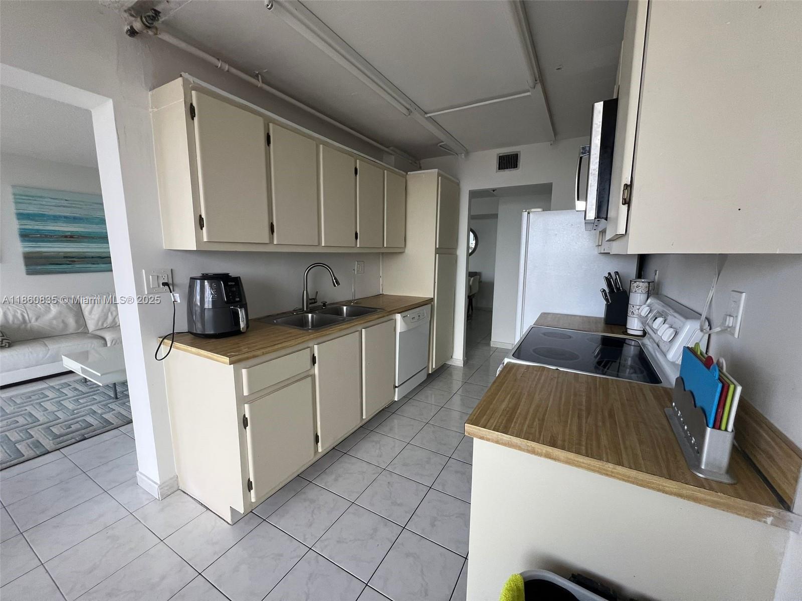 See details 702 2 / 2 1240 sq. ft. $ 2025-08-18 0 Photo