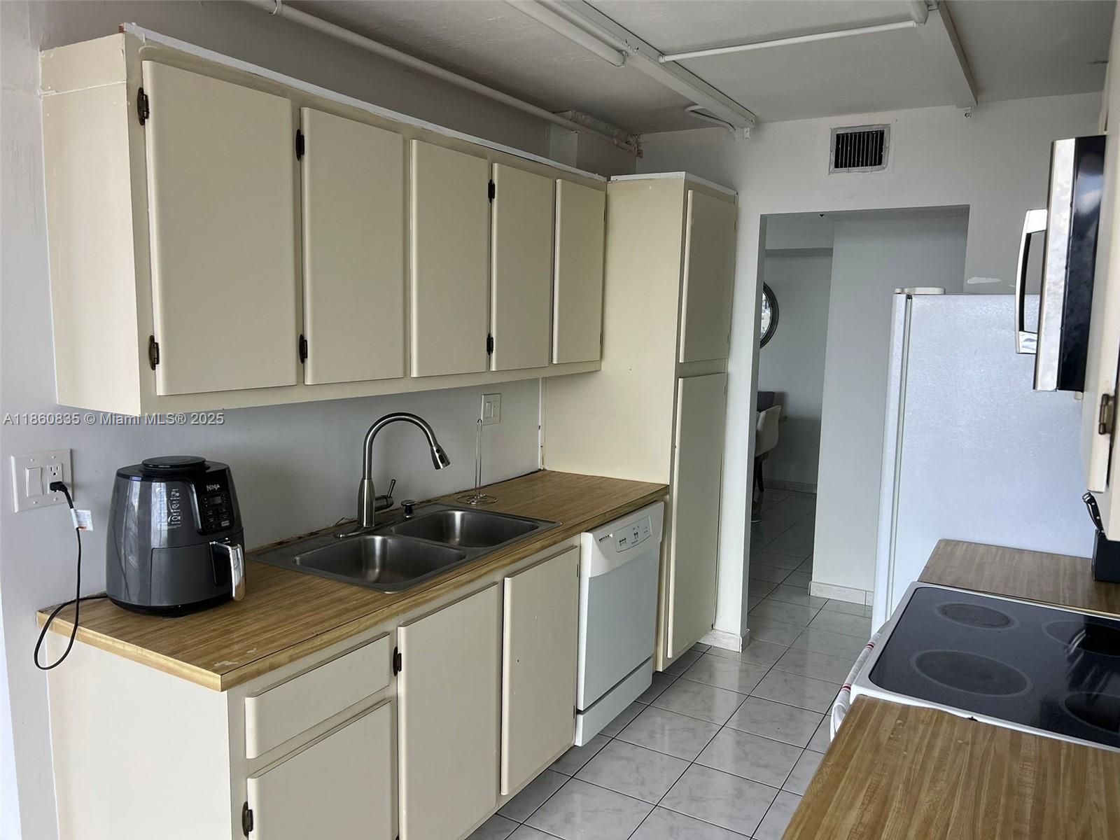 See details 702 2 / 2 1240 sq. ft. $ 2025-08-18 0 Photo