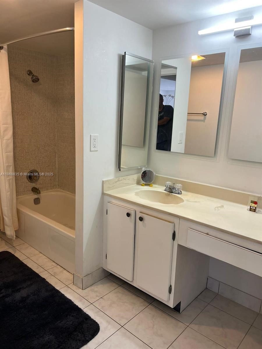 See details 702 2 / 2 1240 sq. ft. $ 2025-08-18 0 Photo