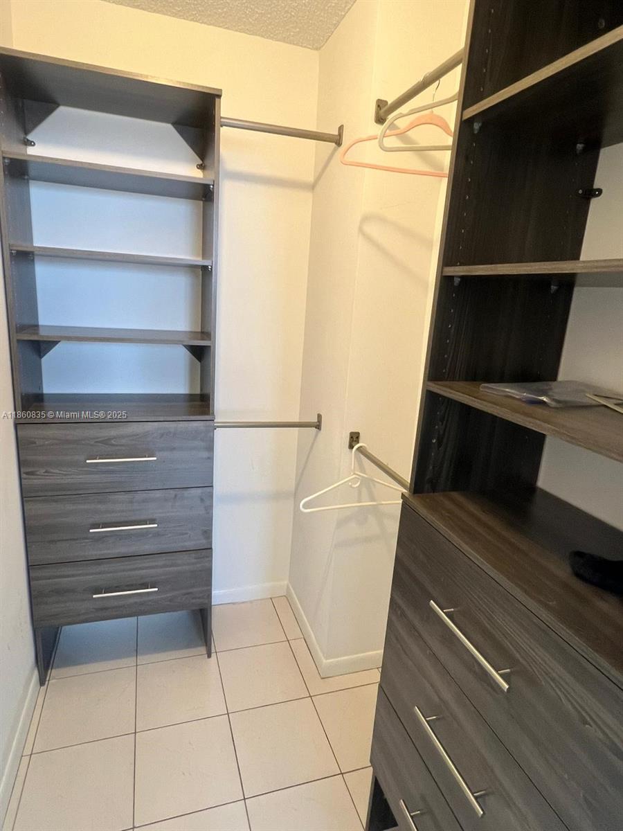 See details 702 2 / 2 1240 sq. ft. $ 2025-08-18 0 Photo
