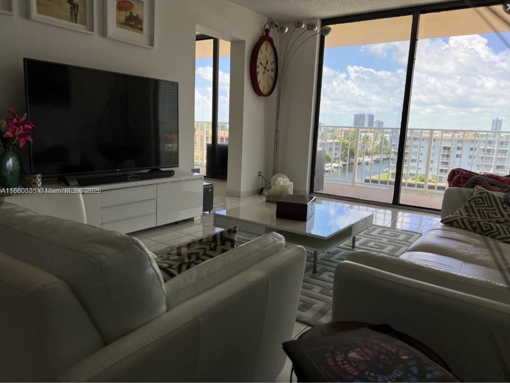 See details 702 2 / 2 1240 sq. ft. $ 2025-08-18 0 Photo