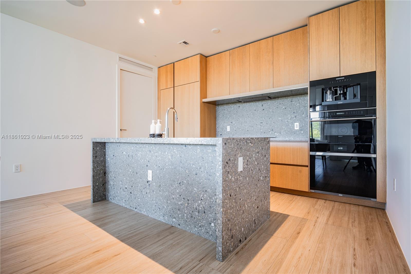 See details 306 2 / 3 1602 sq. ft. $ 2025-08-18 0 Photo