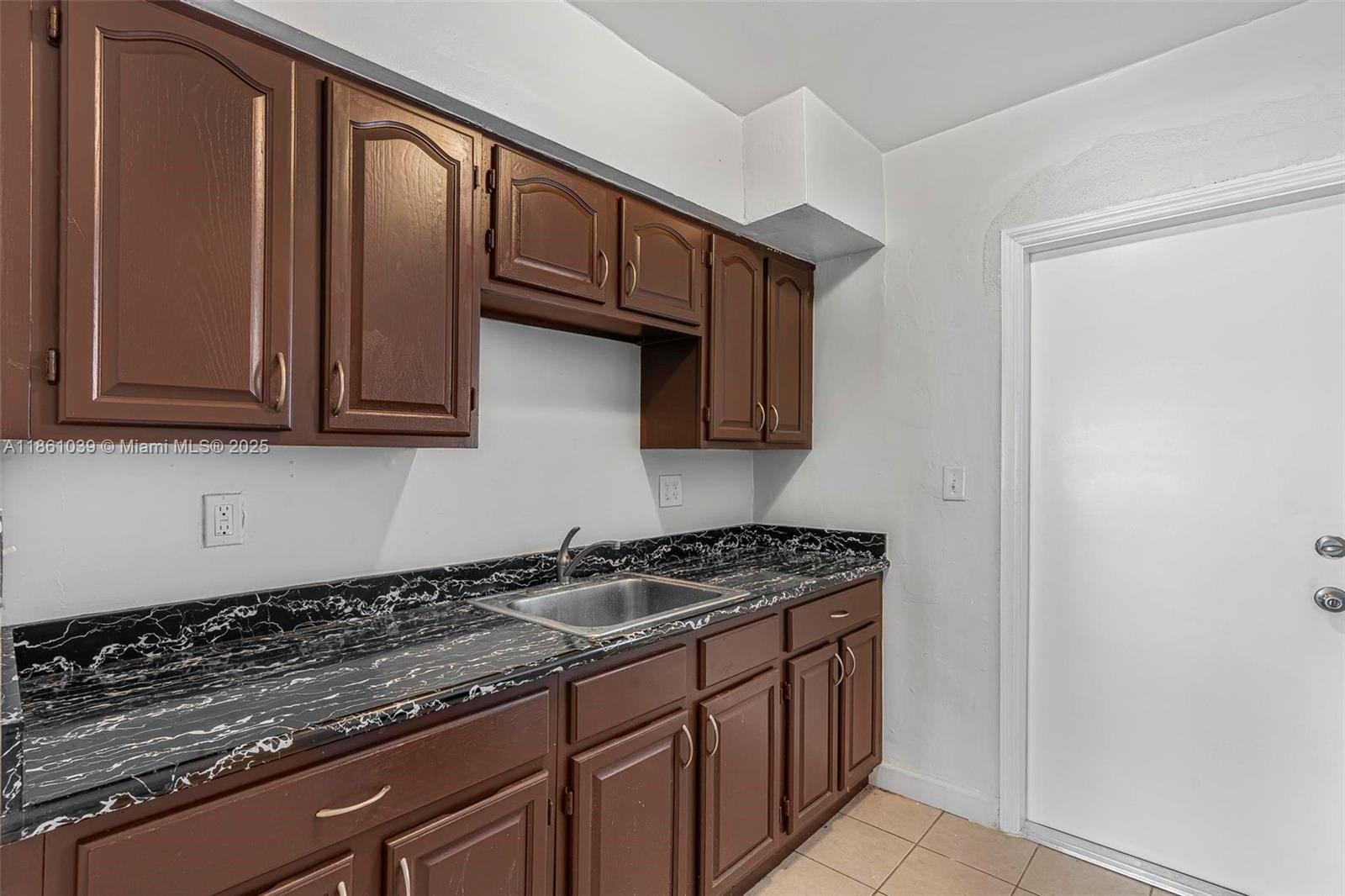Ver detalles / 4429 sq. ft. $ 2025-08-18 0 foto