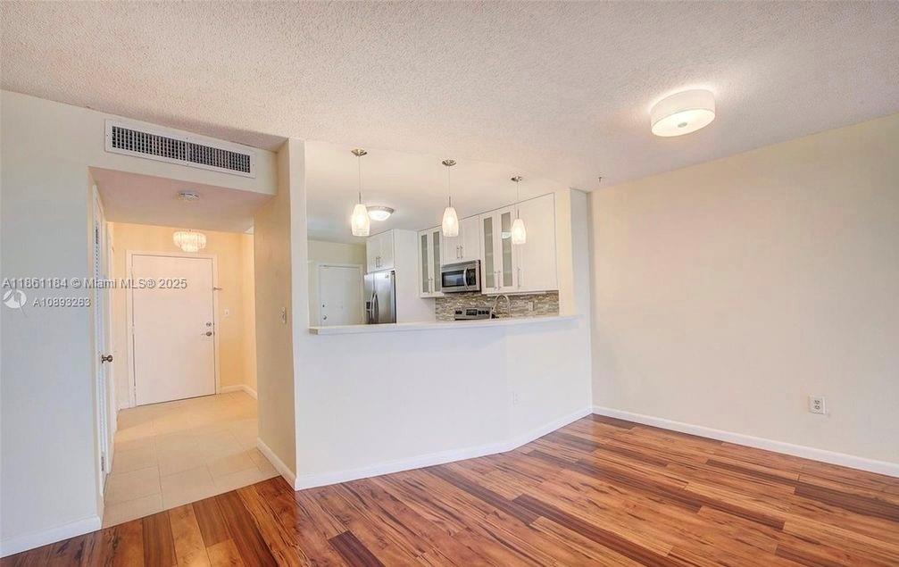 705-2 1 / 2 1036 sq. ft. $ 2025-08-18 0 Photo