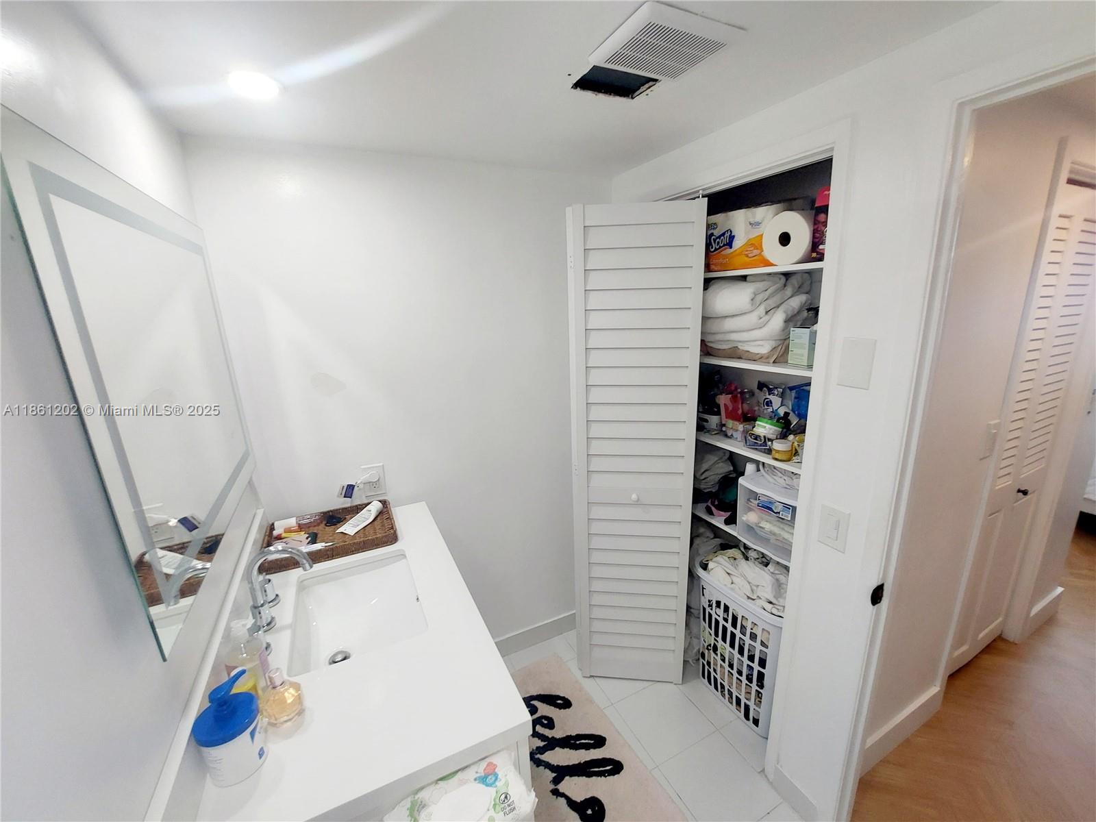 1005A 1 / 2 844 sq. ft. $ 2025-09-05 0 Photo