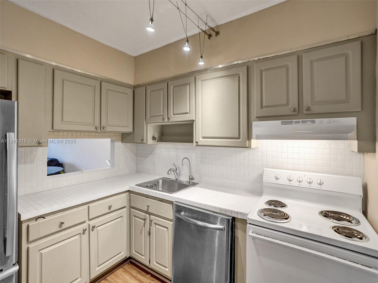 203 2 / 2 961 sq. ft. $ 2025-09-30 0 Photo