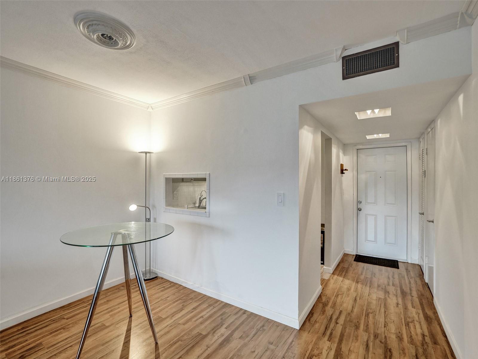203 2 / 2 961 sq. ft. $ 2025-09-30 0 Photo