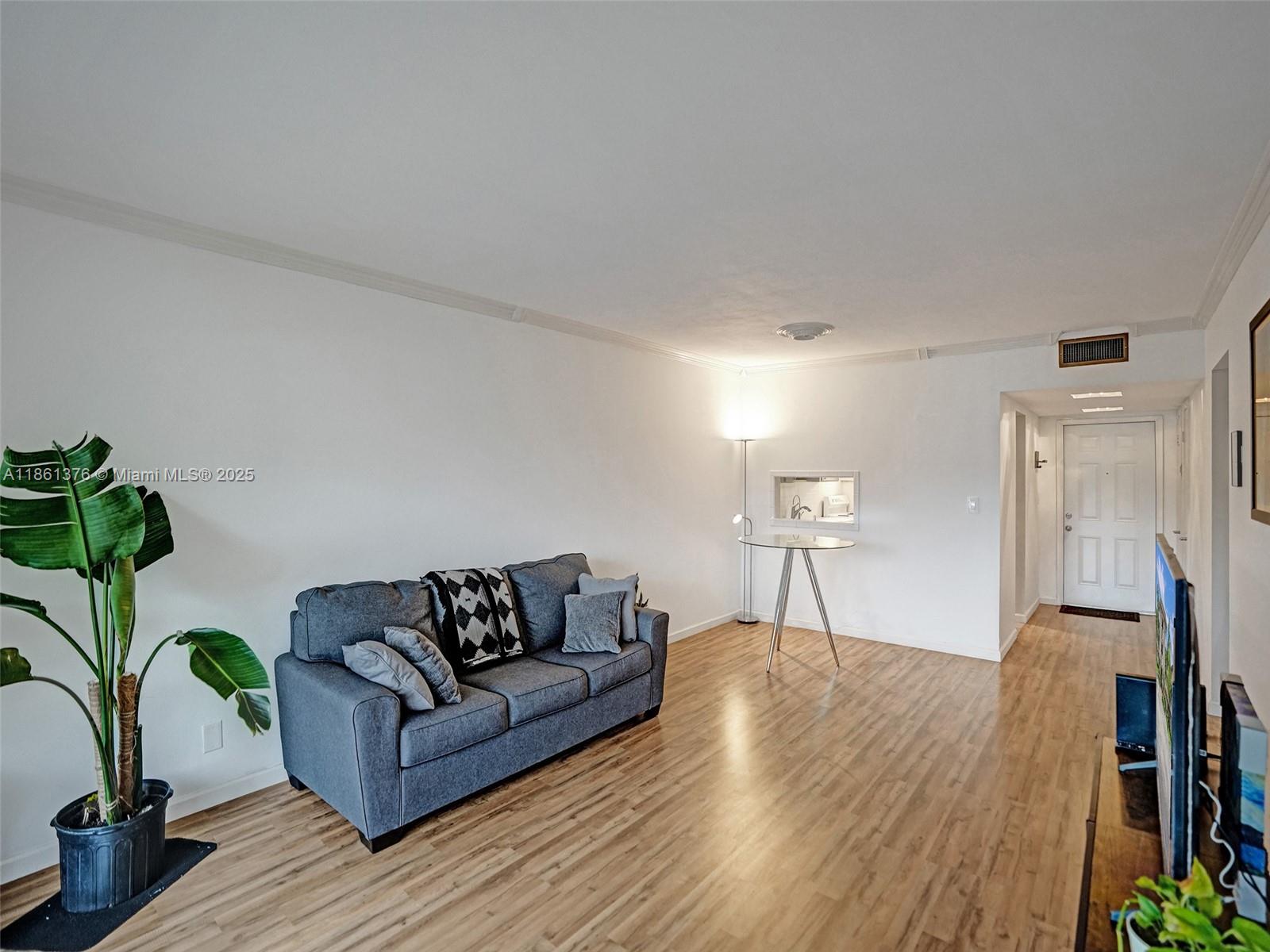 203 2 / 2 961 sq. ft. $ 2025-09-30 0 Photo