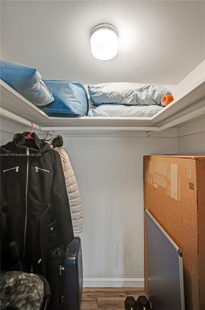 203 2 / 2 961 sq. ft. $ 2025-09-30 0 Photo