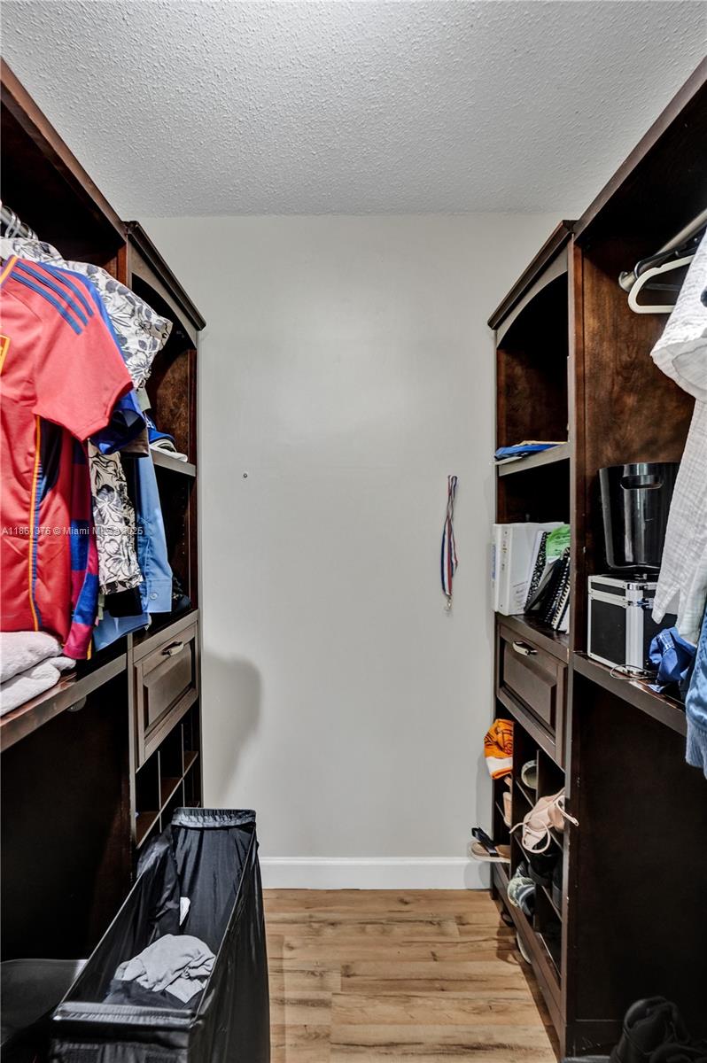 203 2 / 2 961 sq. ft. $ 2025-09-30 0 Photo