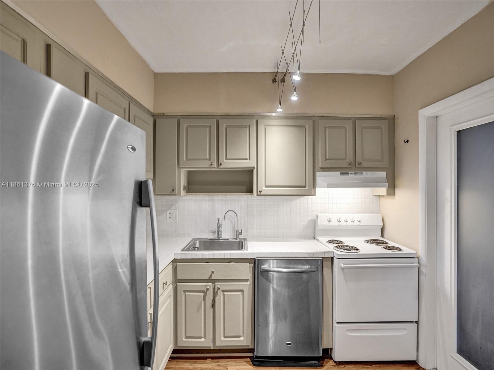 203 2 / 2 961 sq. ft. $ 2025-09-30 0 Photo