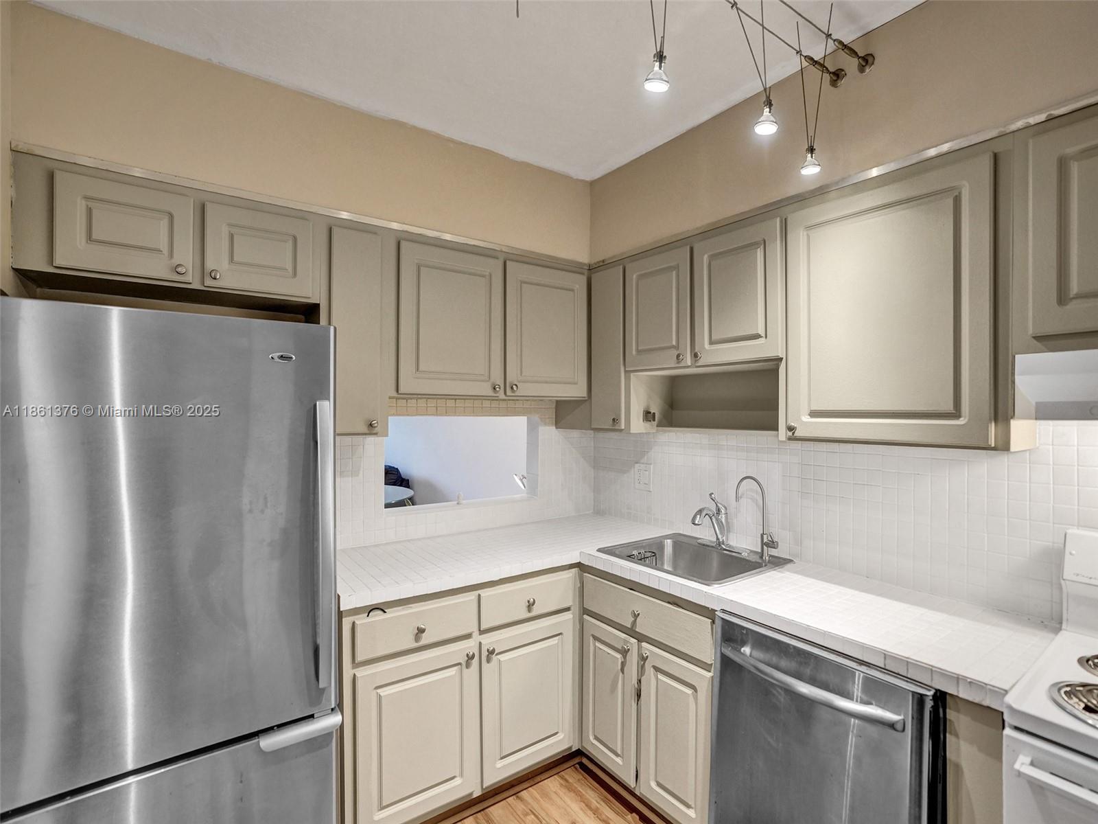 203 2 / 2 961 sq. ft. $ 2025-09-30 0 Photo