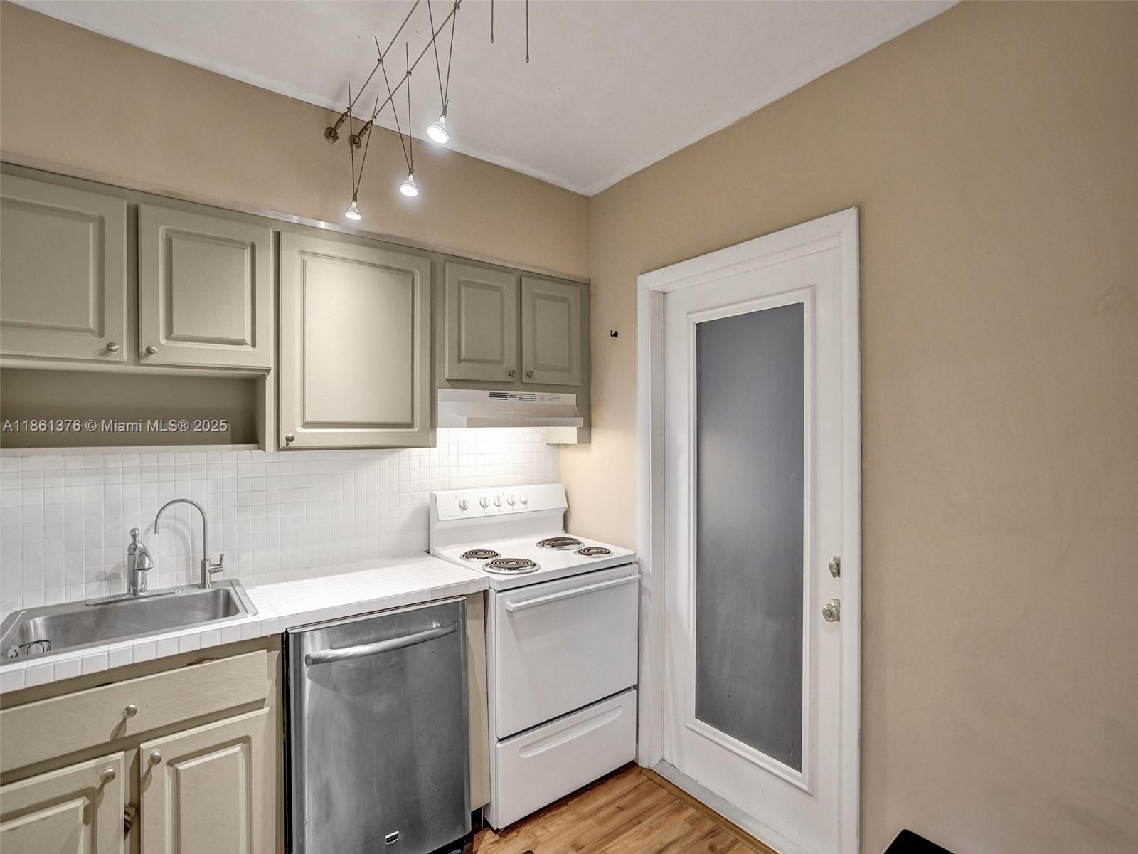 203 2 / 2 961 sq. ft. $ 2025-09-30 0 Photo