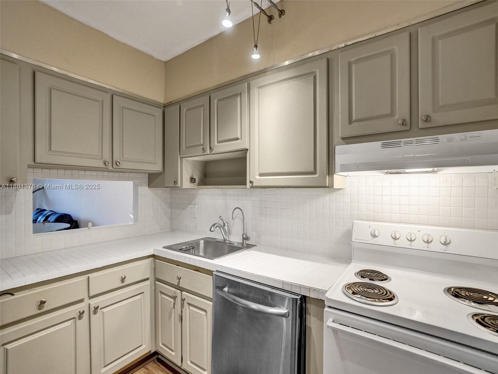203 2 / 2 961 sq. ft. $ 2025-09-30 0 Photo