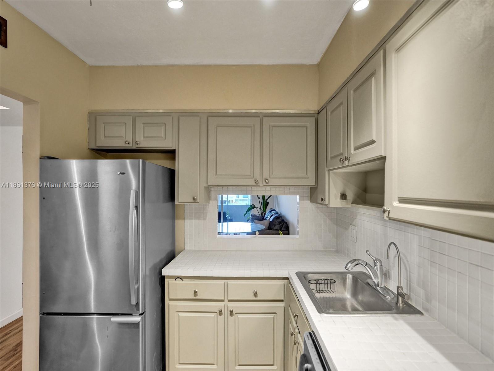 203 2 / 2 961 sq. ft. $ 2025-09-30 0 Photo