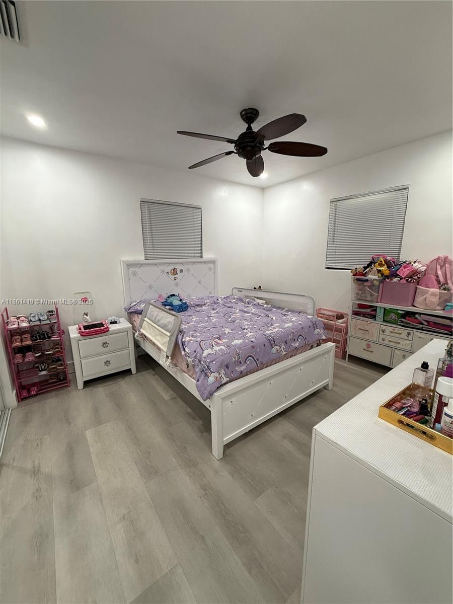 See details 3521 3 / 2 1014 sq. ft. $ 2025-08-19 0 Photo