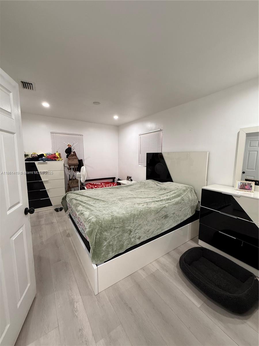 See details 3521 3 / 2 1014 sq. ft. $ 2025-08-19 0 Photo