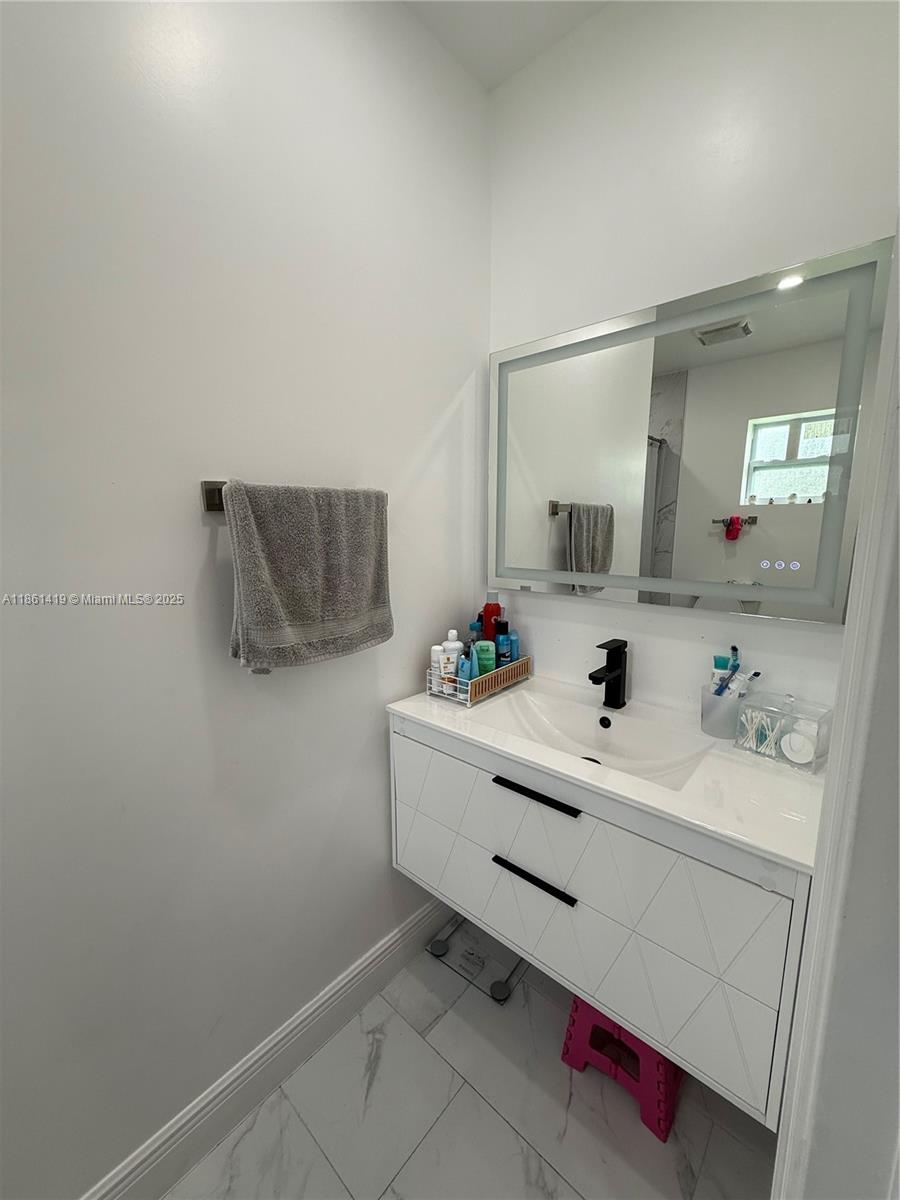 See details 3521 3 / 2 1014 sq. ft. $ 2025-08-19 0 Photo