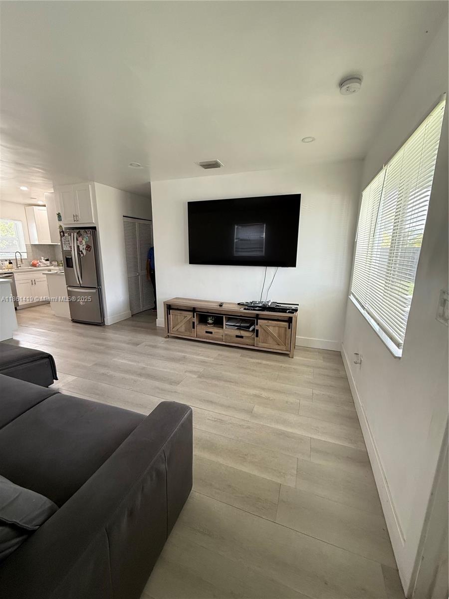 See details 3521 3 / 2 1014 sq. ft. $ 2025-08-19 0 Photo