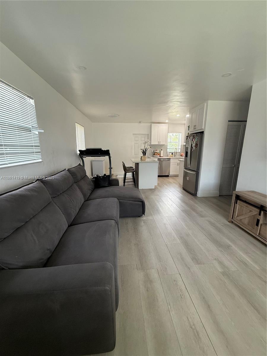 See details 3521 3 / 2 1014 sq. ft. $ 2025-08-19 0 Photo