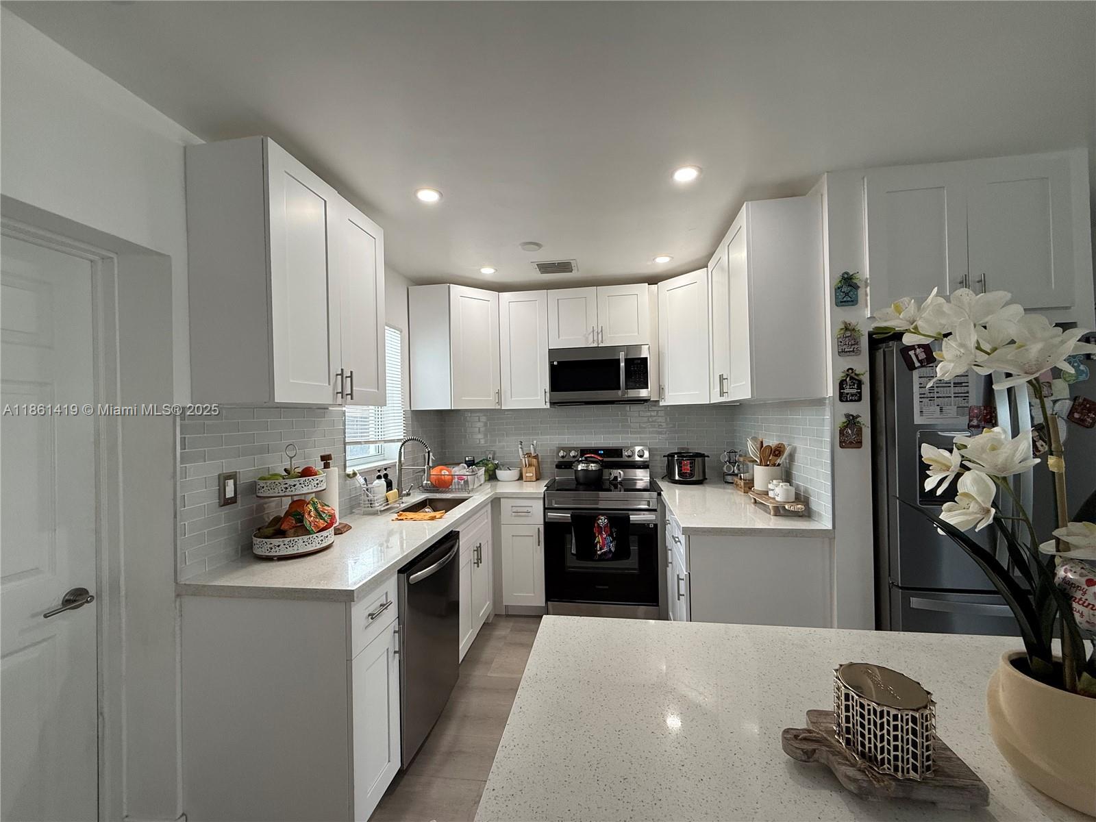 See details 3521 3 / 2 1014 sq. ft. $ 2025-08-19 0 Photo