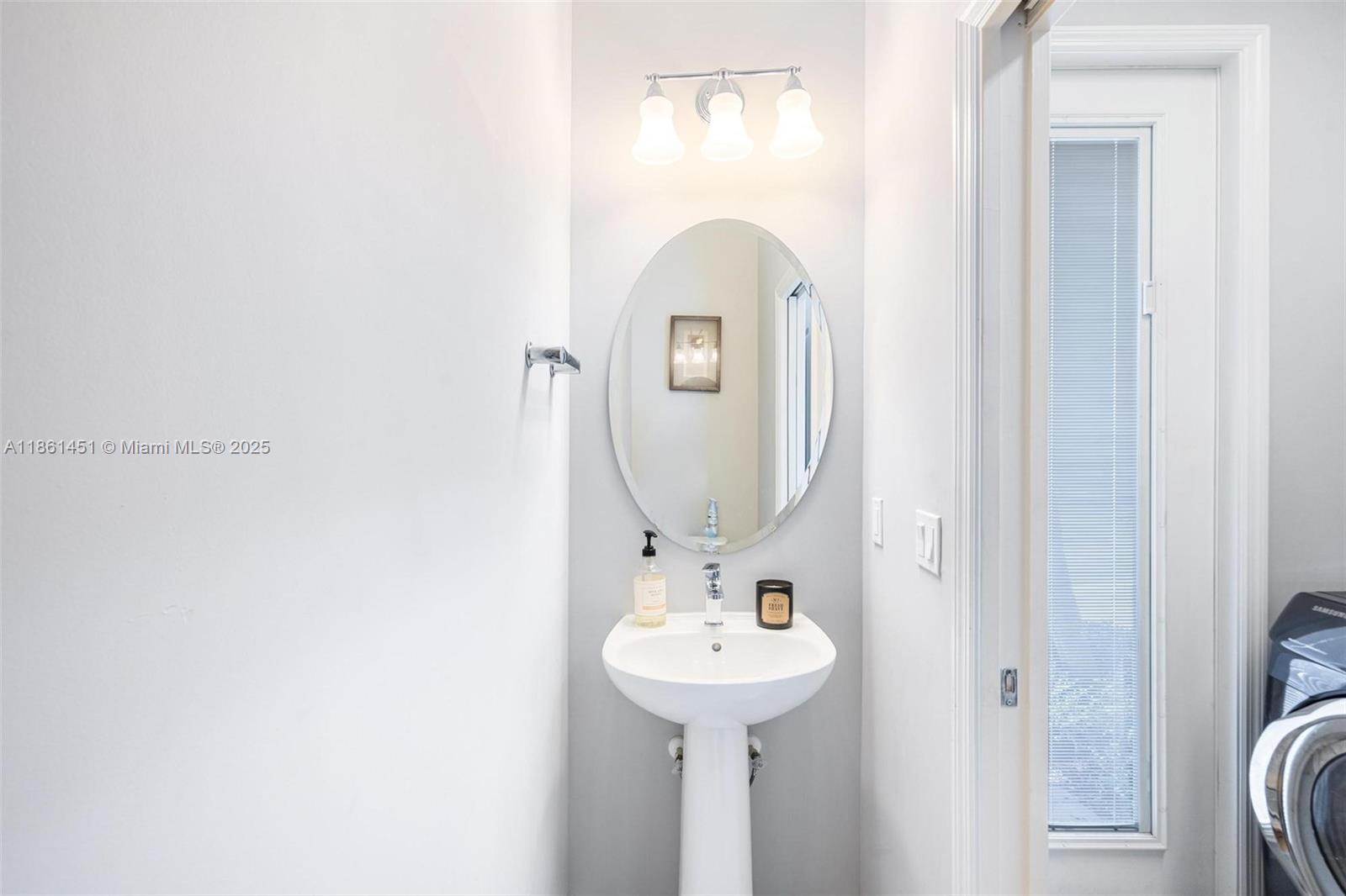 See details 3944 3 / 3 1421 sq. ft. $ 2025-08-19 0 Photo