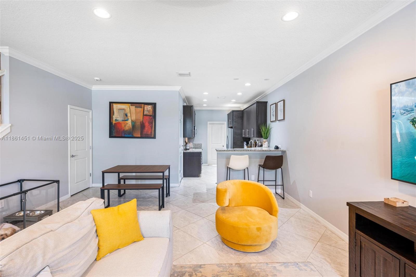 See details 3944 3 / 3 1421 sq. ft. $ 2025-08-19 0 Photo