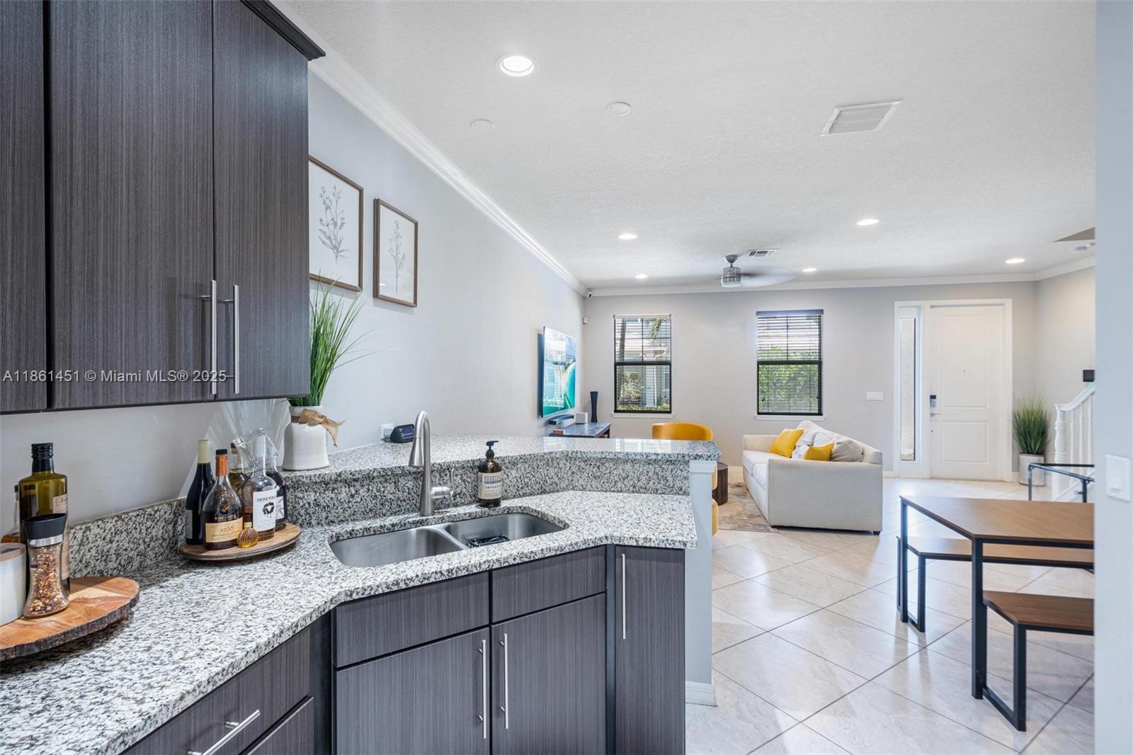 See details 3944 3 / 3 1421 sq. ft. $ 2025-08-19 0 Photo