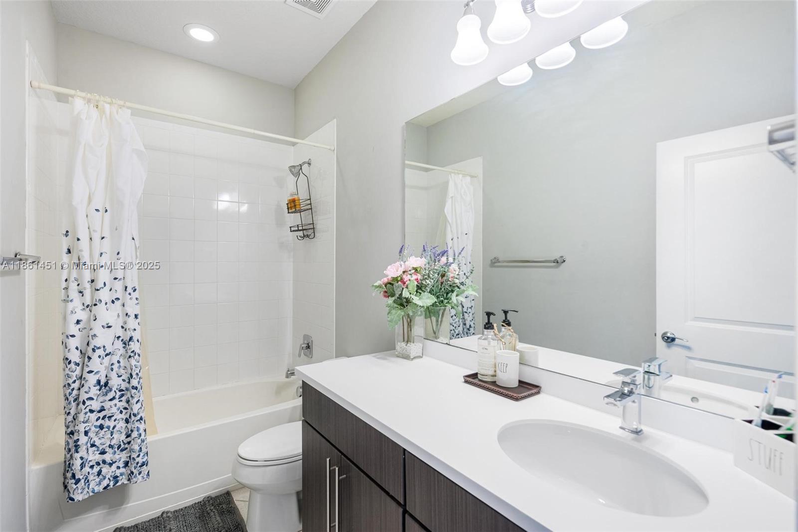 See details 3944 3 / 3 1421 sq. ft. $ 2025-08-19 0 Photo