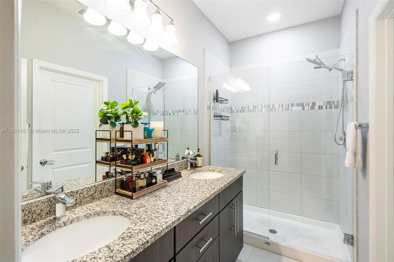 See details 3944 3 / 3 1421 sq. ft. $ 2025-08-19 0 Photo