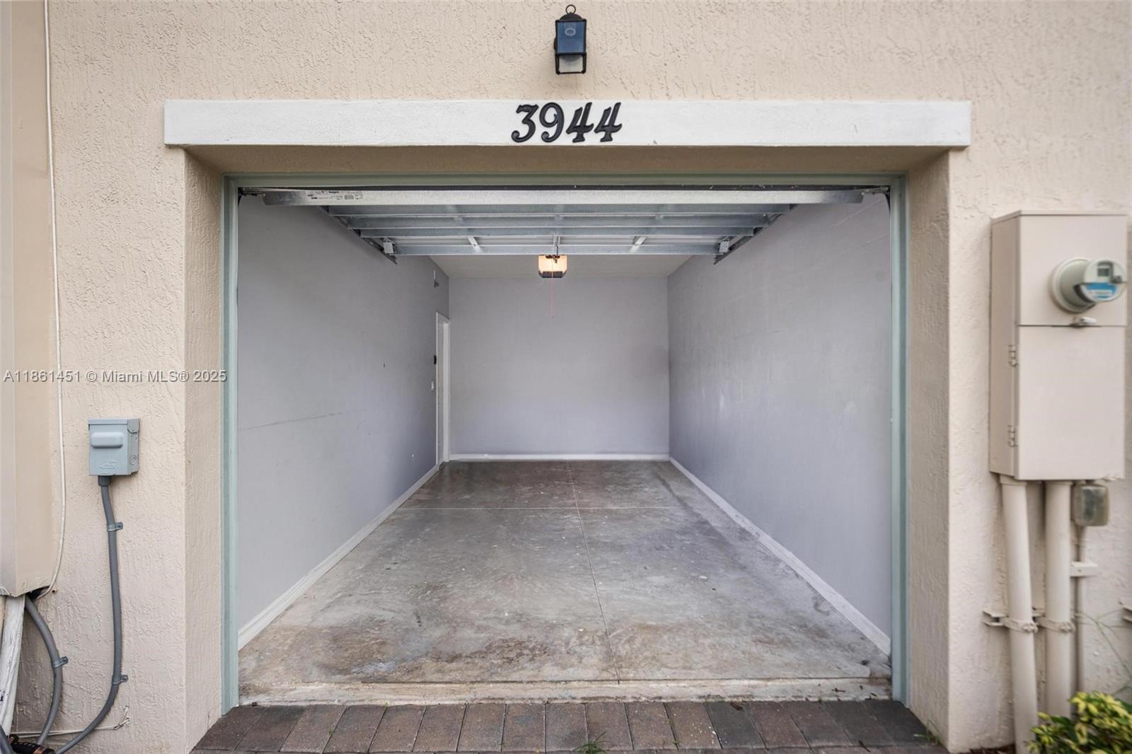 See details 3944 3 / 3 1421 sq. ft. $ 2025-08-19 0 Photo