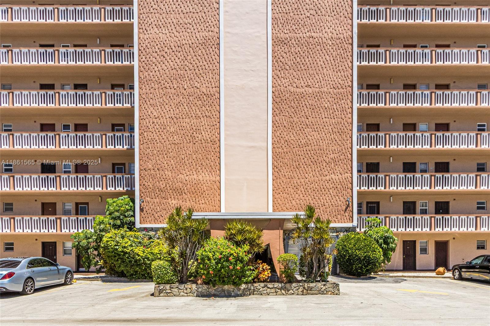 Photo of 301 14th Ave #108, Hallandale Beach, Florida, 33009 -