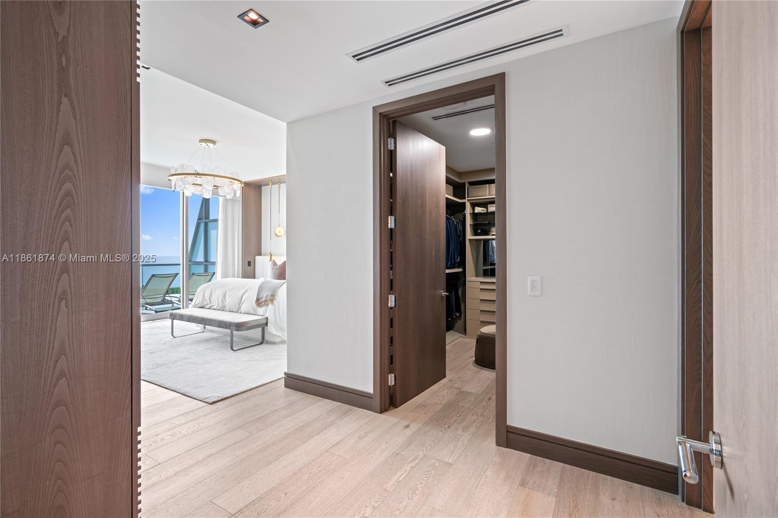 303 3 / 5 3325 sq. ft. $ 2025-08-19 0 Photo