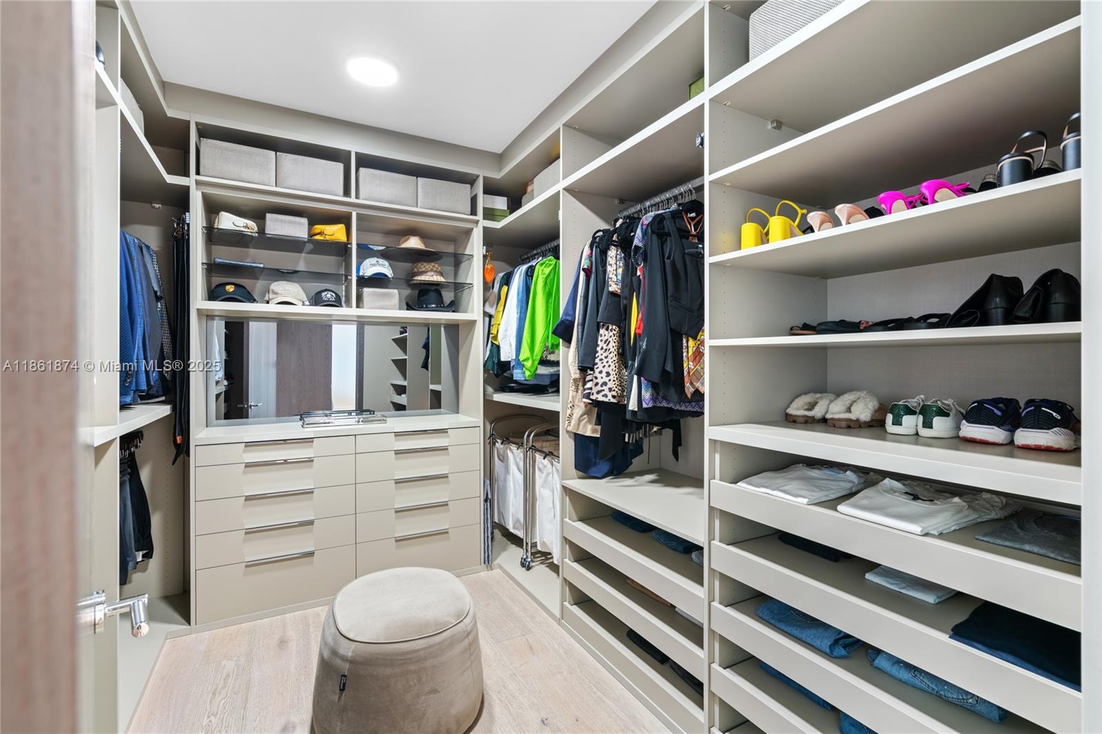 303 3 / 5 3325 sq. ft. $ 2025-08-19 0 Photo