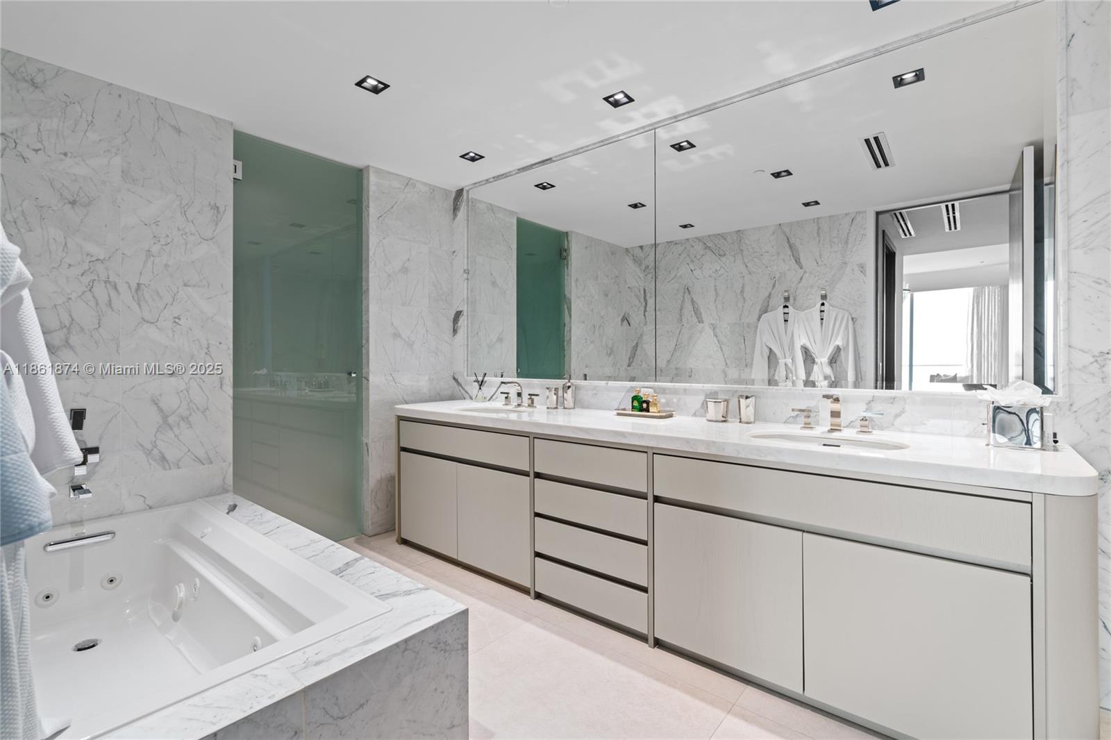 303 3 / 5 3325 sq. ft. $ 2025-08-19 0 Photo