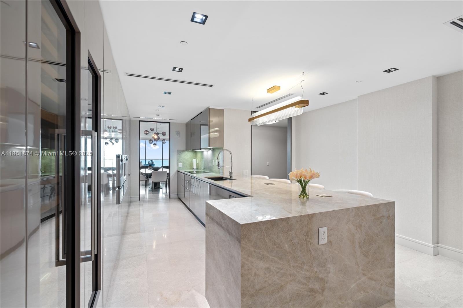 303 3 / 5 3325 sq. ft. $ 2025-08-19 0 Photo