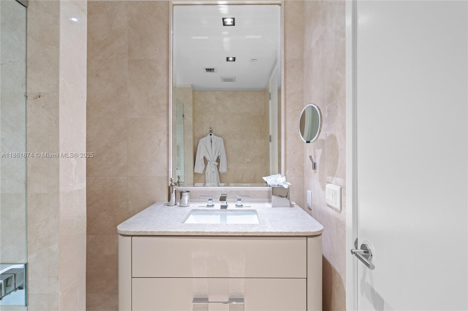 303 3 / 5 3325 sq. ft. $ 2025-08-19 0 Photo