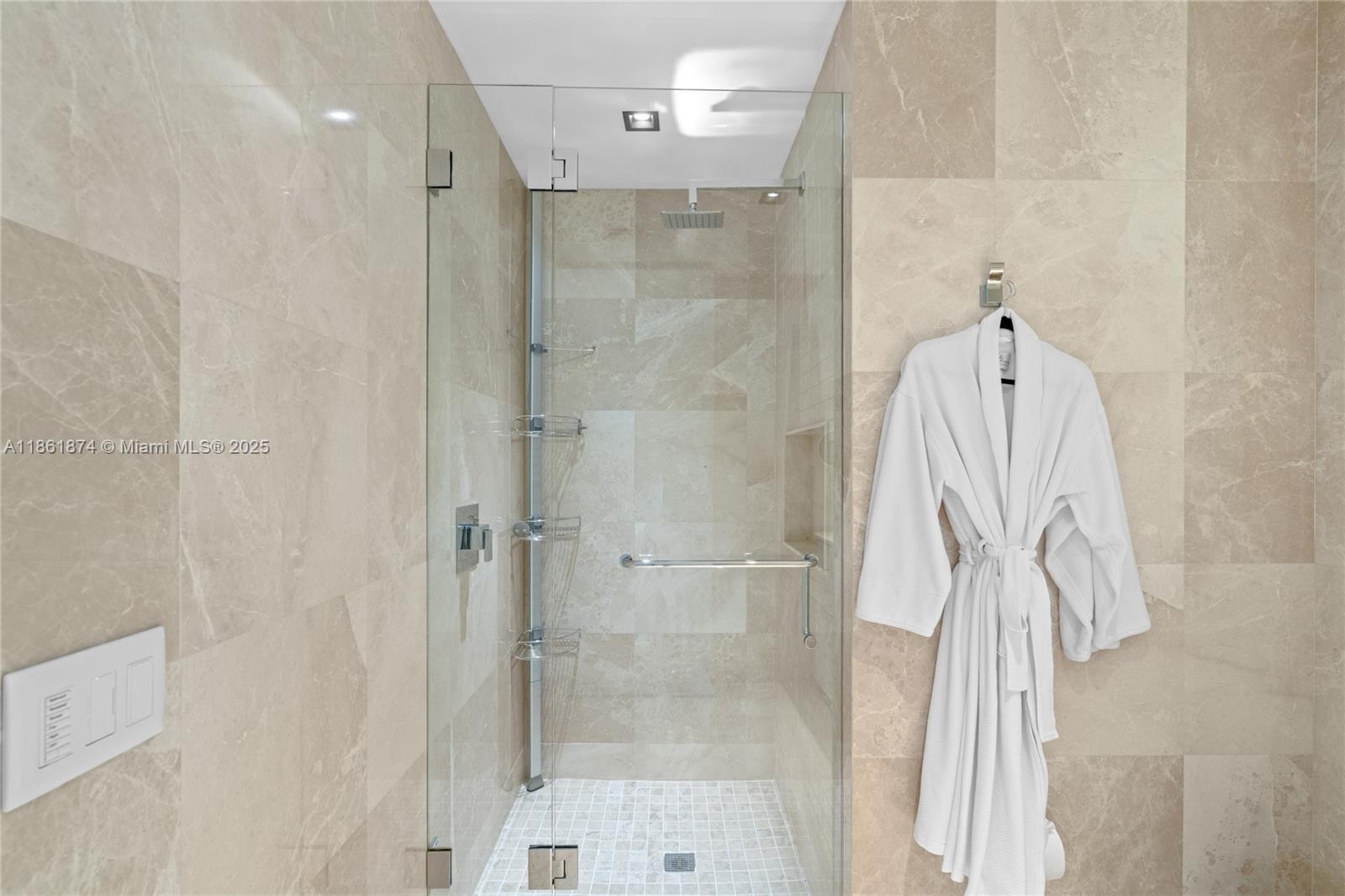 303 3 / 5 3325 sq. ft. $ 2025-08-19 0 Photo
