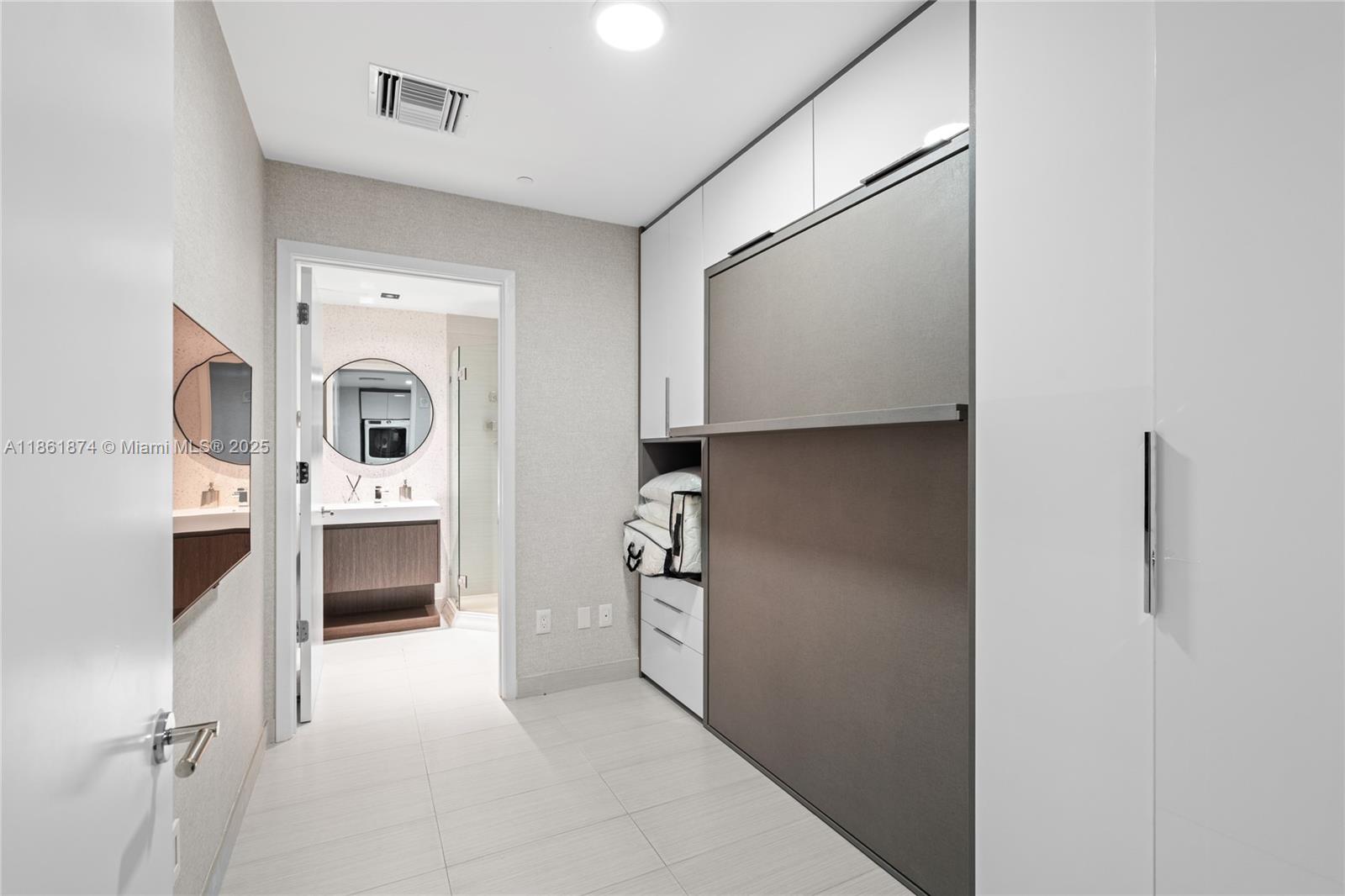 303 3 / 5 3325 sq. ft. $ 2025-08-19 0 Photo