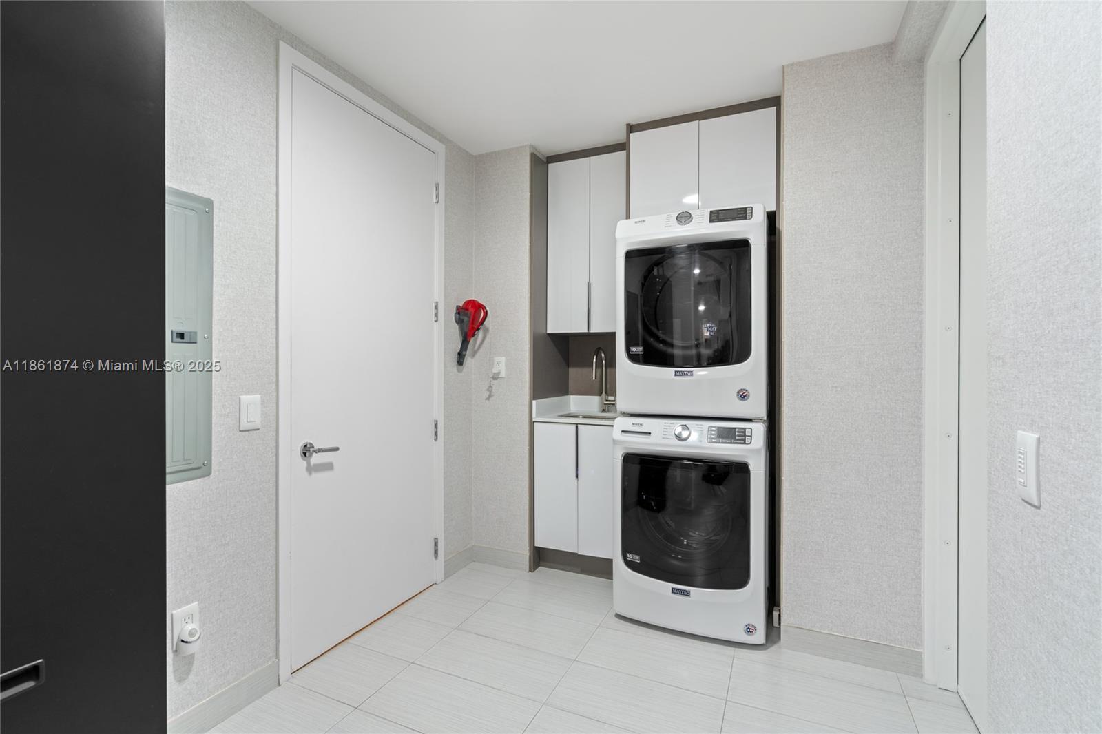 303 3 / 5 3325 sq. ft. $ 2025-08-19 0 Photo