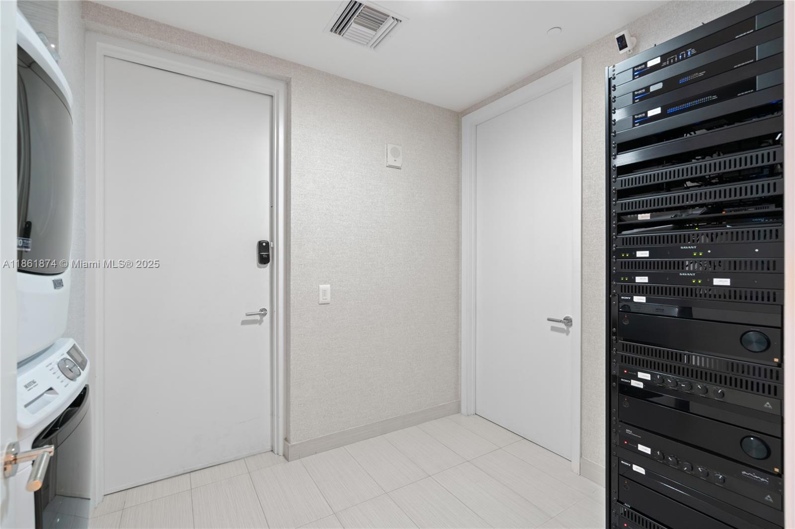 303 3 / 5 3325 sq. ft. $ 2025-08-19 0 Photo