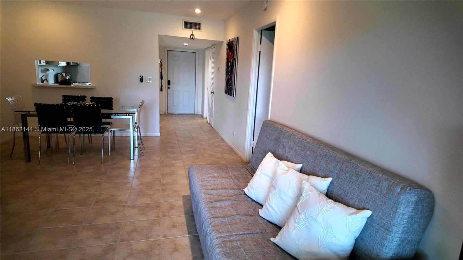 302 1 / 2 775 sq. ft. $ 2025-10-02 0 Photo