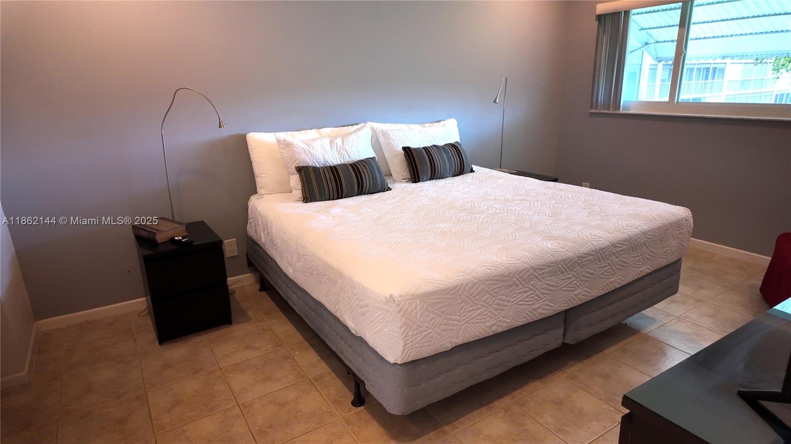 302 1 / 2 775 sq. ft. $ 2025-10-02 0 Photo