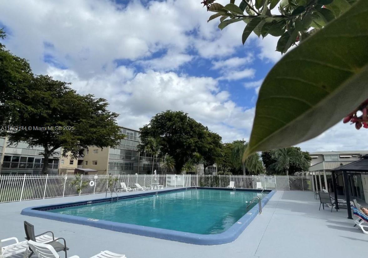 302 1 / 2 775 sq. ft. $ 2025-10-02 0 Photo