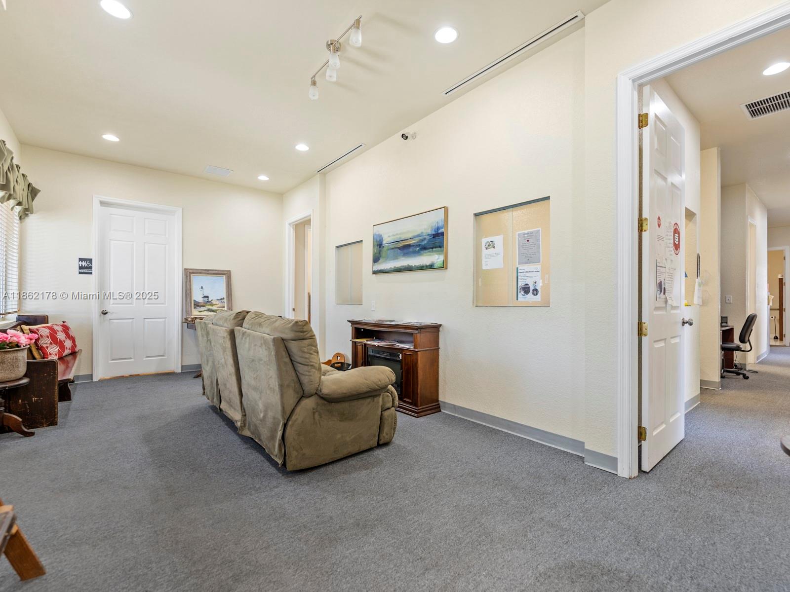 See details / sq. ft. $ 2025-08-20 0 Photo