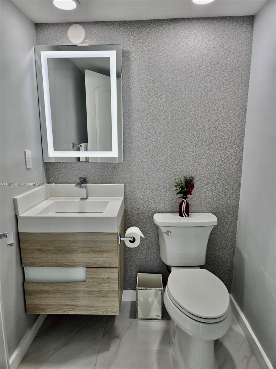 Photo of 3000 Ocean Dr #108, Hollywood, Florida, 33019 - Guest Bathroom