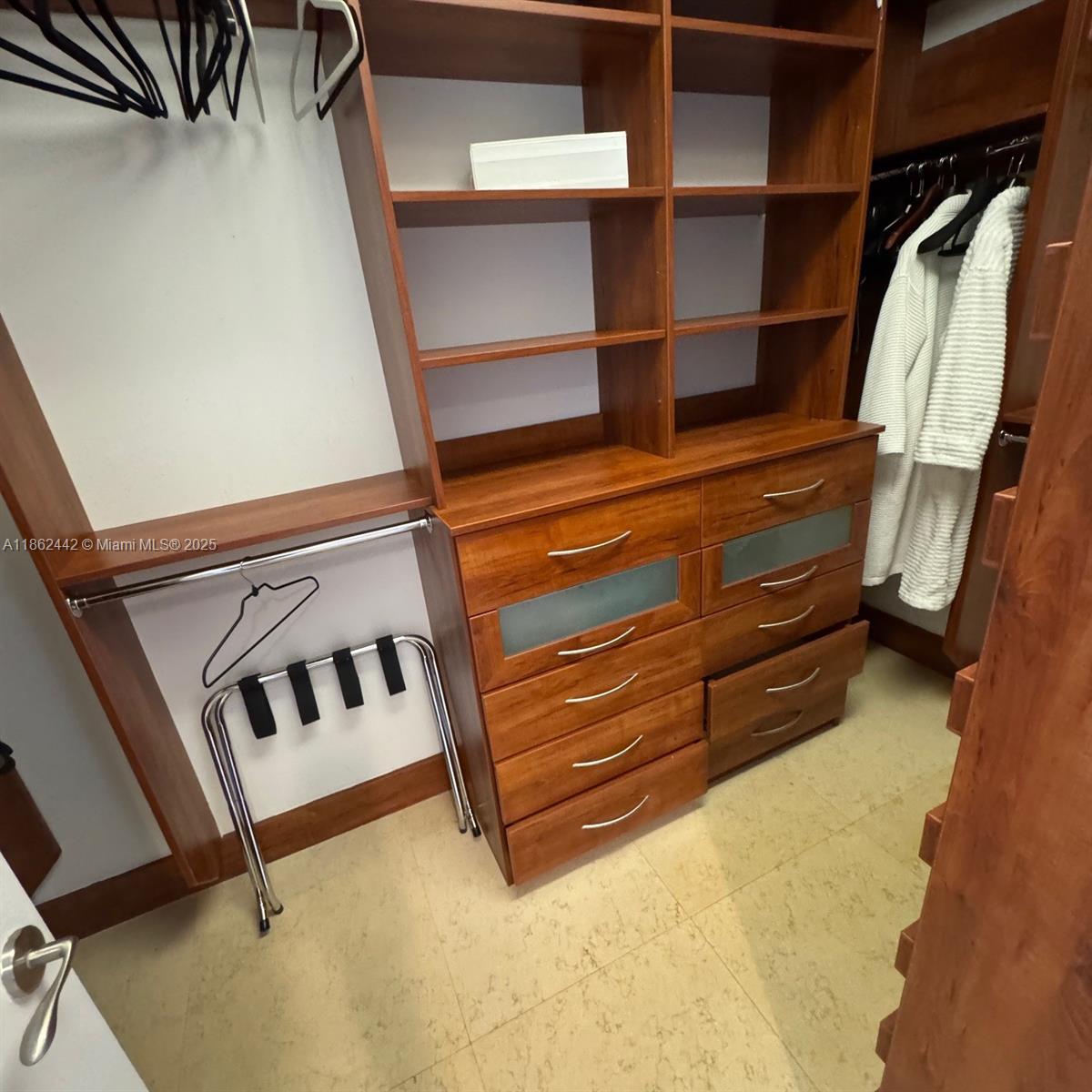 2204 3 / 3 2030 sq. ft. $ 2025-08-20 0 Photo