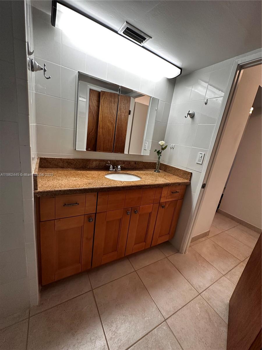 105-1 1 / 2 1036 sq. ft. $ 2025-08-20 0 Photo
